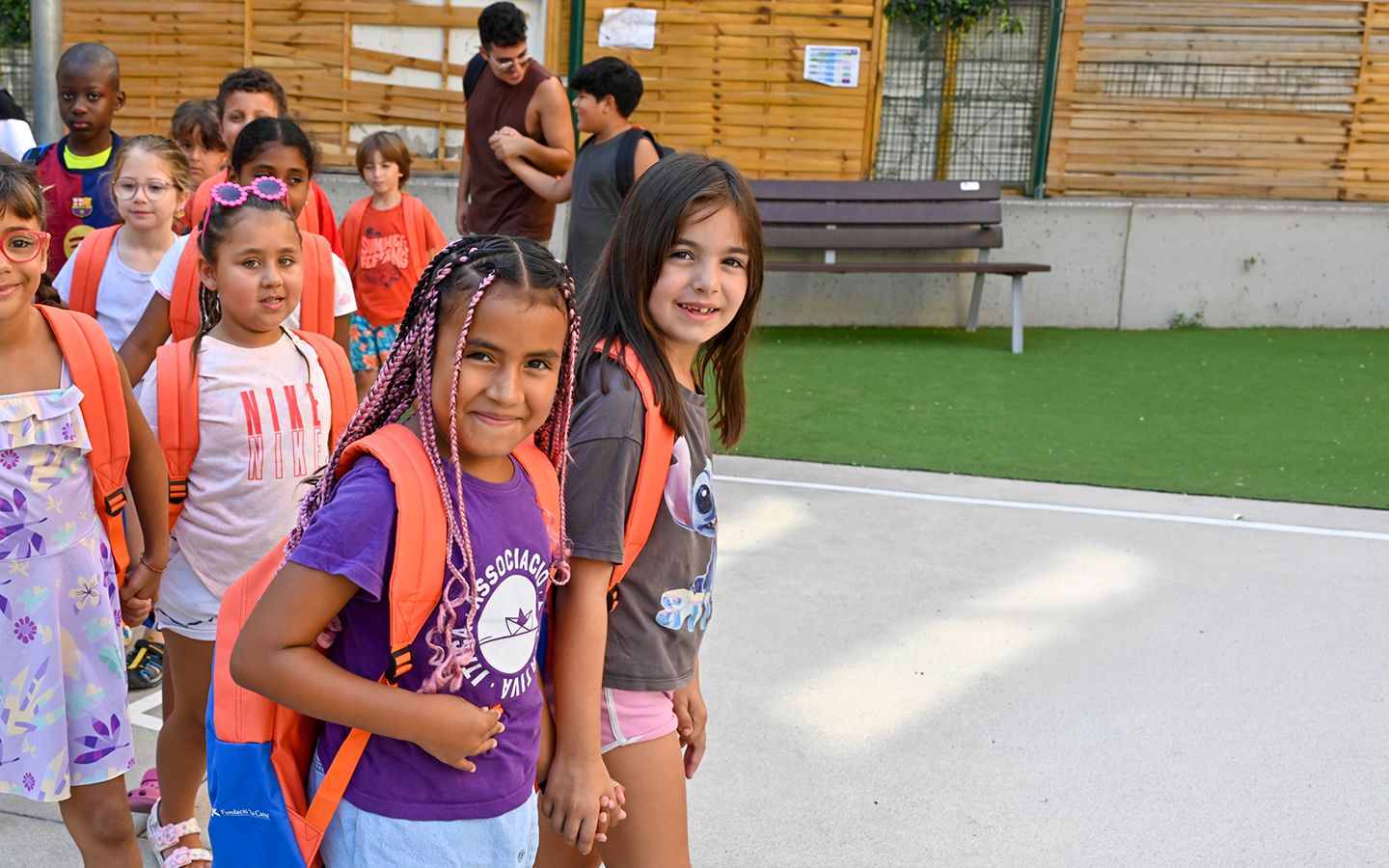 Niñas usuarias del programa CaixaProinfancia con su nuevo material escolar. © Fundación ”la Caixa”