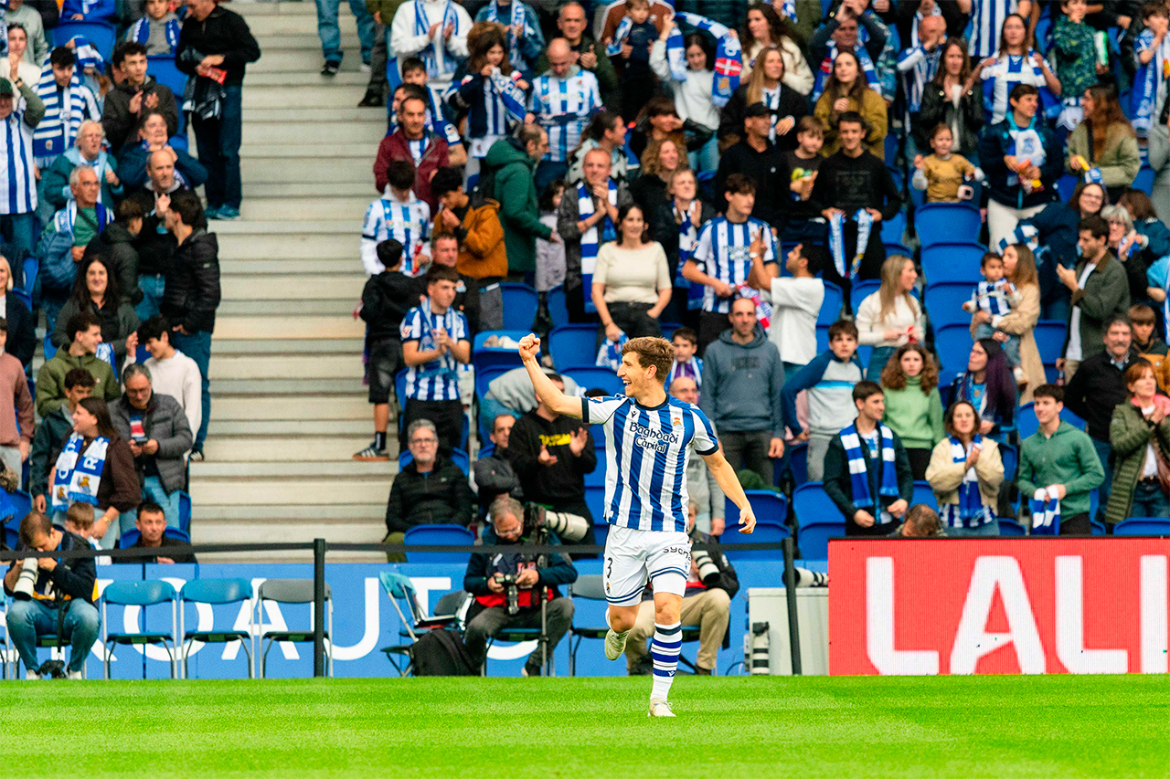 Aihen celebra con rabia y orgullo uno de los tantos de la Real Sociedad en una noche de fiesta en el Reale Arena - Foto: LALIGA
