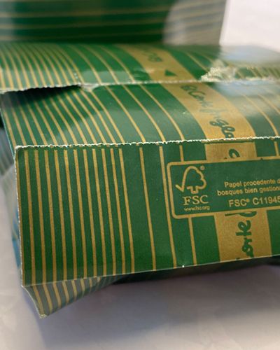 Las bolsas de papel de regalo utilizado en El Corte Inglés cuentan con el certificado PEFC o el certificado FSC